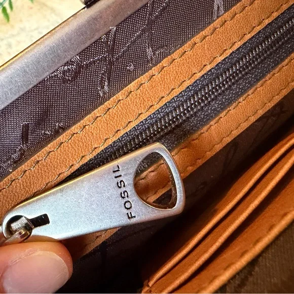 Fossil Fifty-Four Designer New Tan leather clutch - Picture 6 of 7